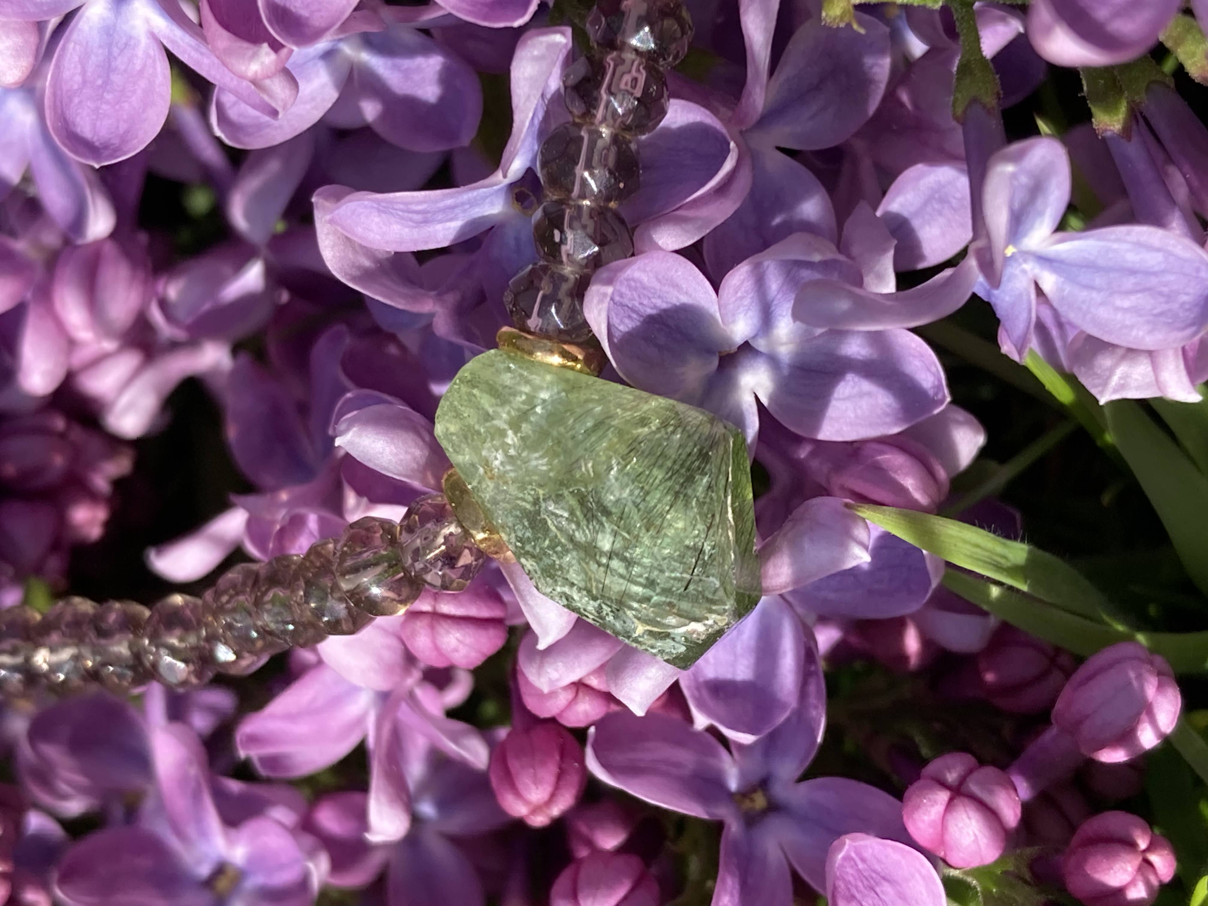 Krystal halskæde i lilla blomster
